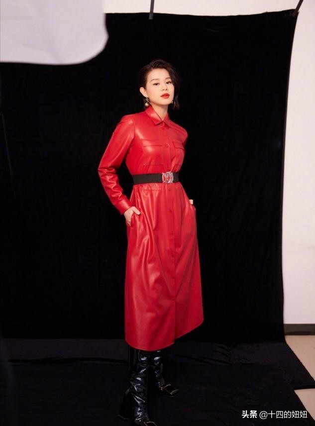 胡杏儿三胎后照片,胡杏儿三胎生子公开一家人合影