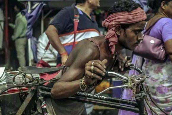 印度富人区美女和穷人区对比,印度富人和贫民窟的差距