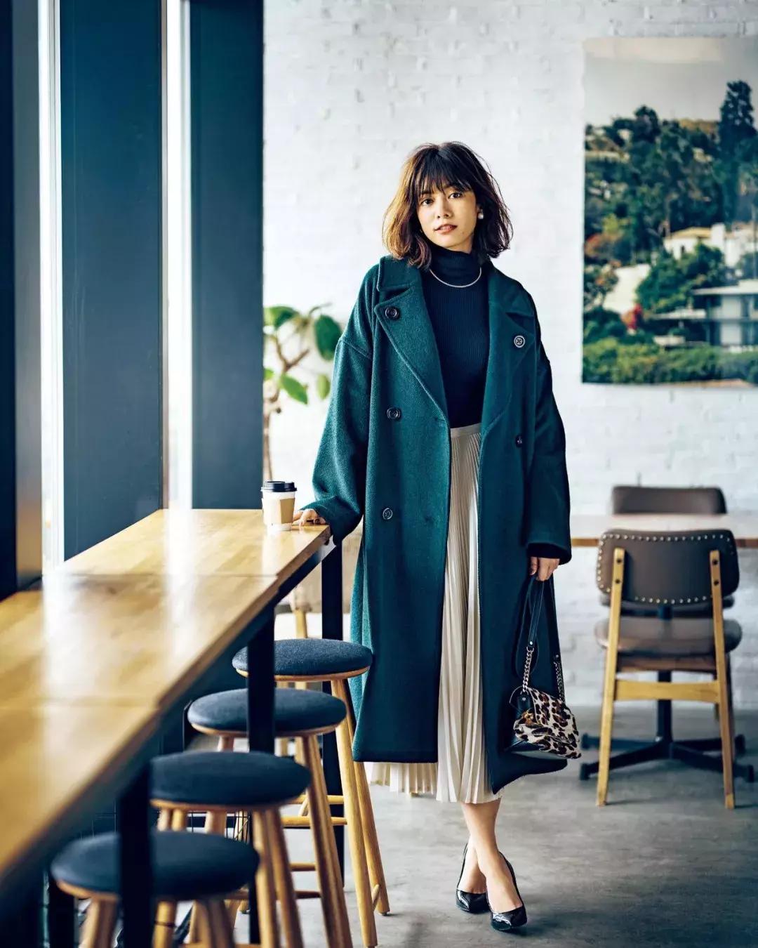 姑娘，你穿彩色大衣真好看！