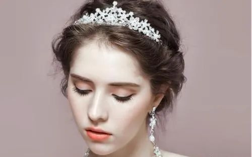 新娘妆容发型图片,新娘妆容教程和简单发型