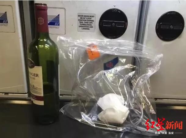 医生万米高空为乘客吸尿,万米高空吸尿医生