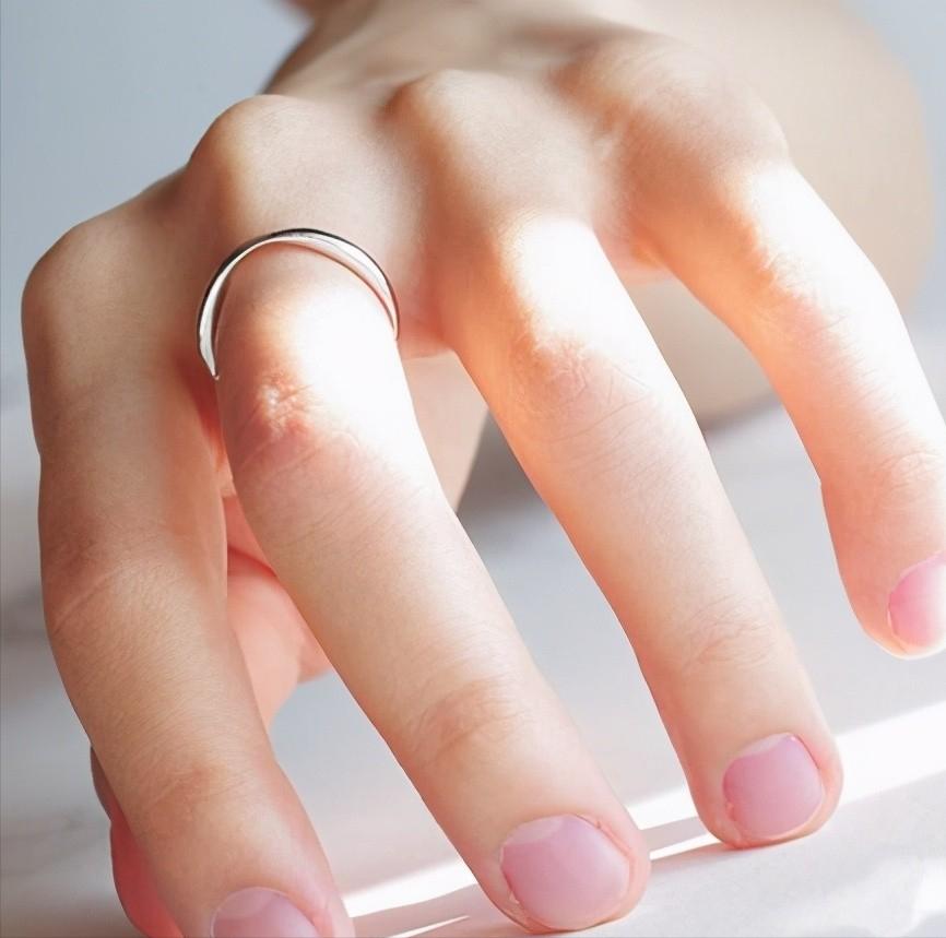 秋天手部皲裂干燥怎样做好,入秋手干燥裂口怎么回事