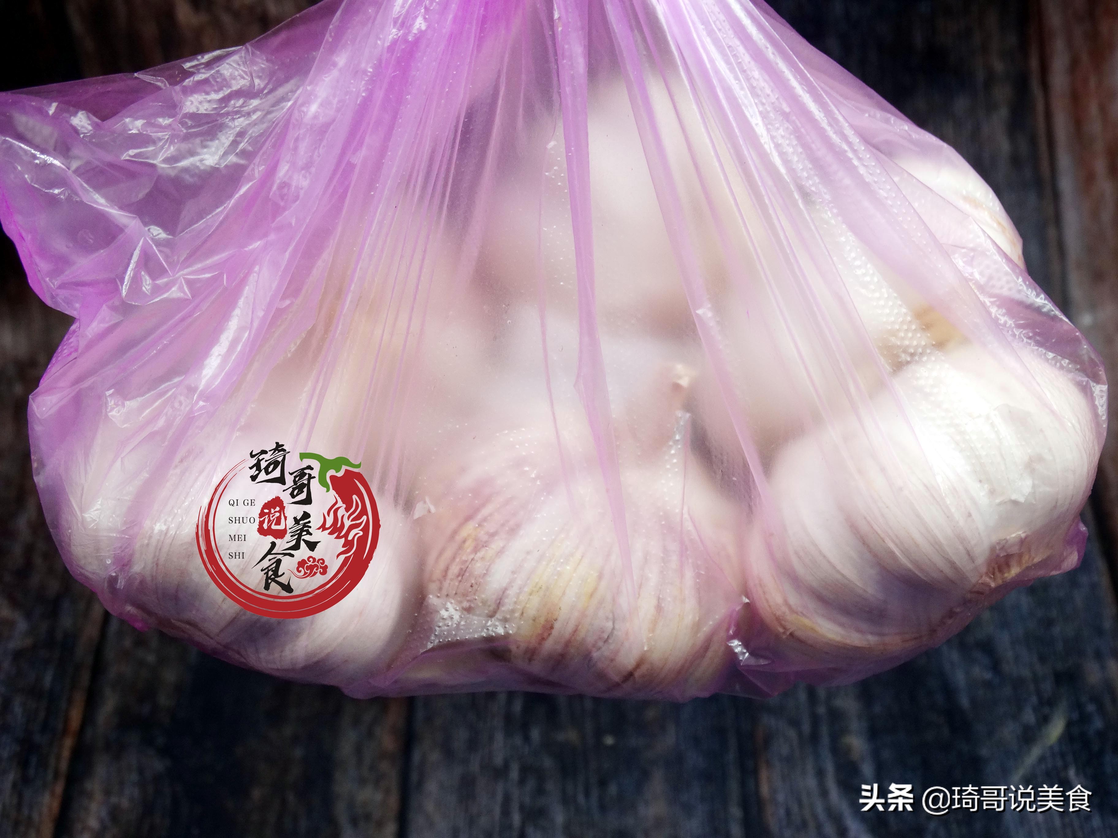 囤蒜商怎么保存大蒜长时间不发芽,干大蒜怎样保存才不易发芽和霉烂