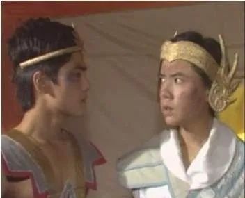 封神榜邓婵玉打伤哪吒黄天化,黄天化为什么拿着哪吒的风火轮