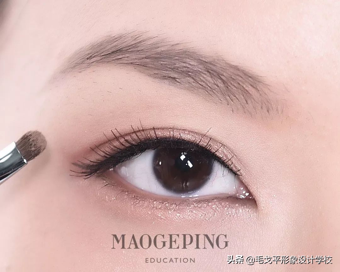 圆脸女生怎样化妆才能显得好看,圆脸怎么化妆显脸小淡妆