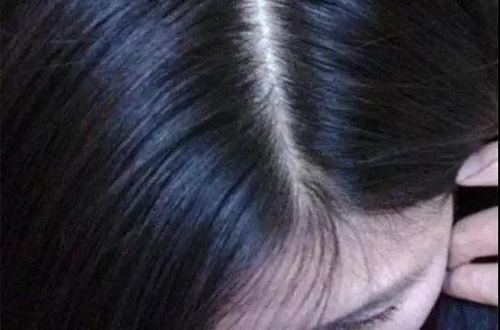 用什么洗发才能变得乌黑闪亮,用什么洗发水能让头发浓密乌黑