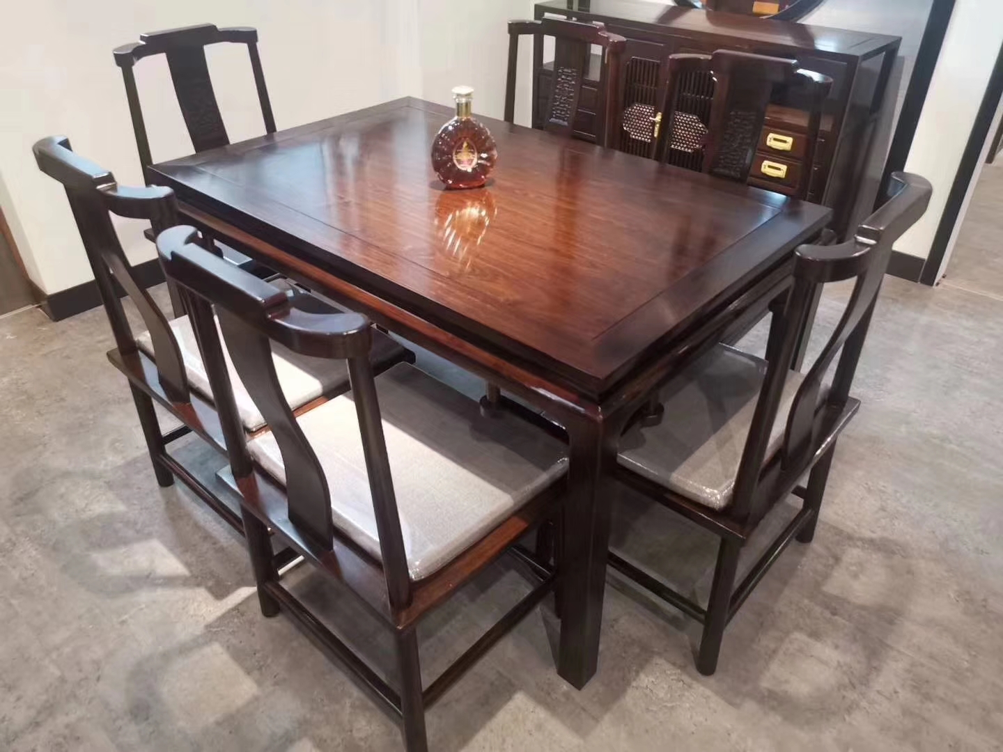 红木家具小圆餐桌怎么样,红木家具餐桌用什么桌布