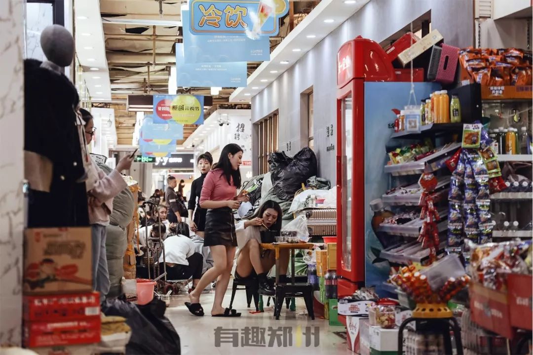 郑州银基商贸城,时尚和繁华背后,多的是你不知道的辛苦和忙碌