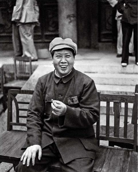 邓华缴获五箱“白金龙烟”,只给主席一支,主席笑他:财不露白啊