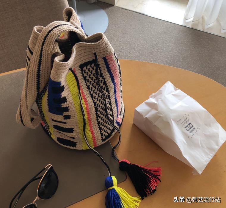 手工钩针编织手提包成品,钩针编织时尚又漂亮的女生手提包