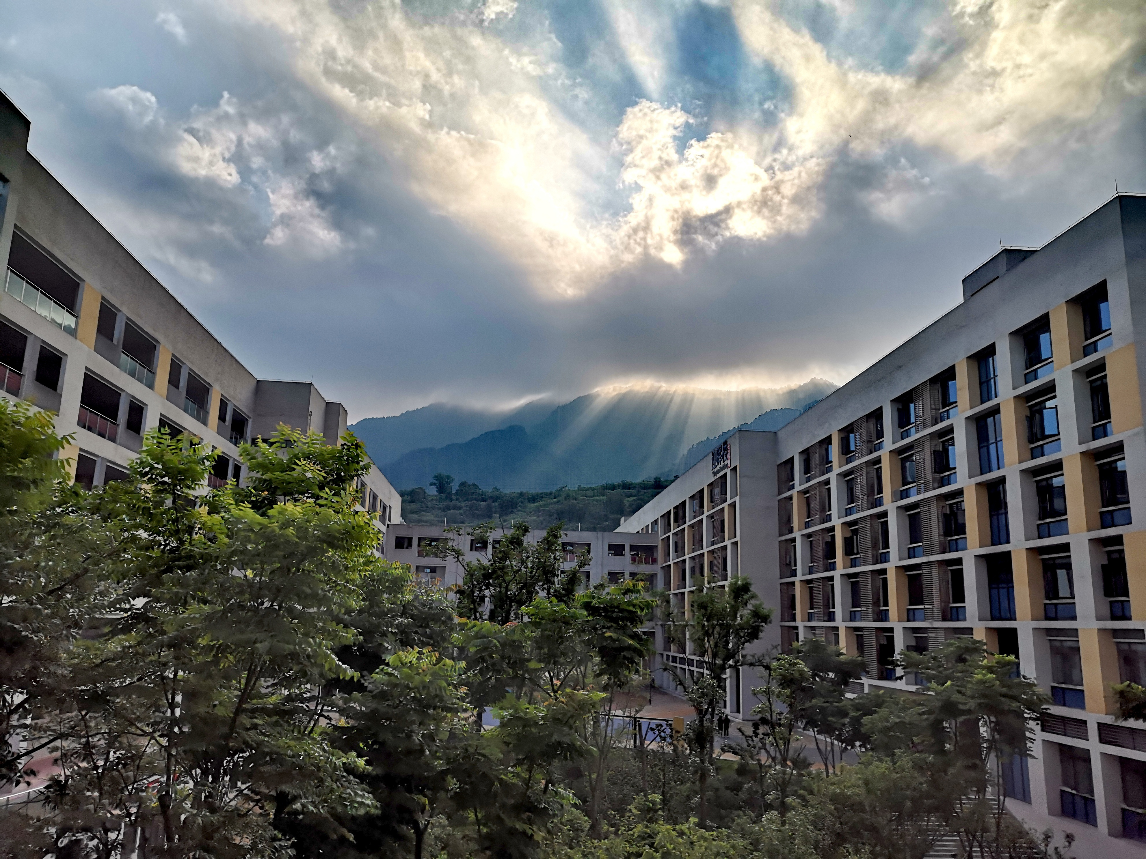 重庆哪所学校环境最好,重庆环境最差的学校