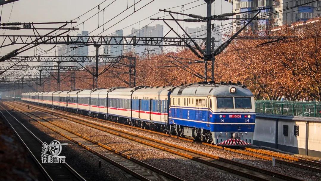 铁影车,东风11型内燃机车照片