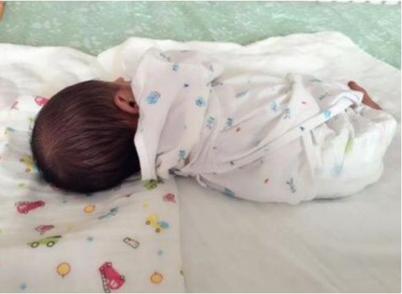 抱着就睡放下就醒怎么办,宝宝落地醒非要抱着睡怎么办