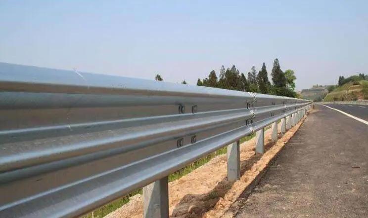 面包车刹车失灵冲向收费站？学会这几招关键时刻能保命