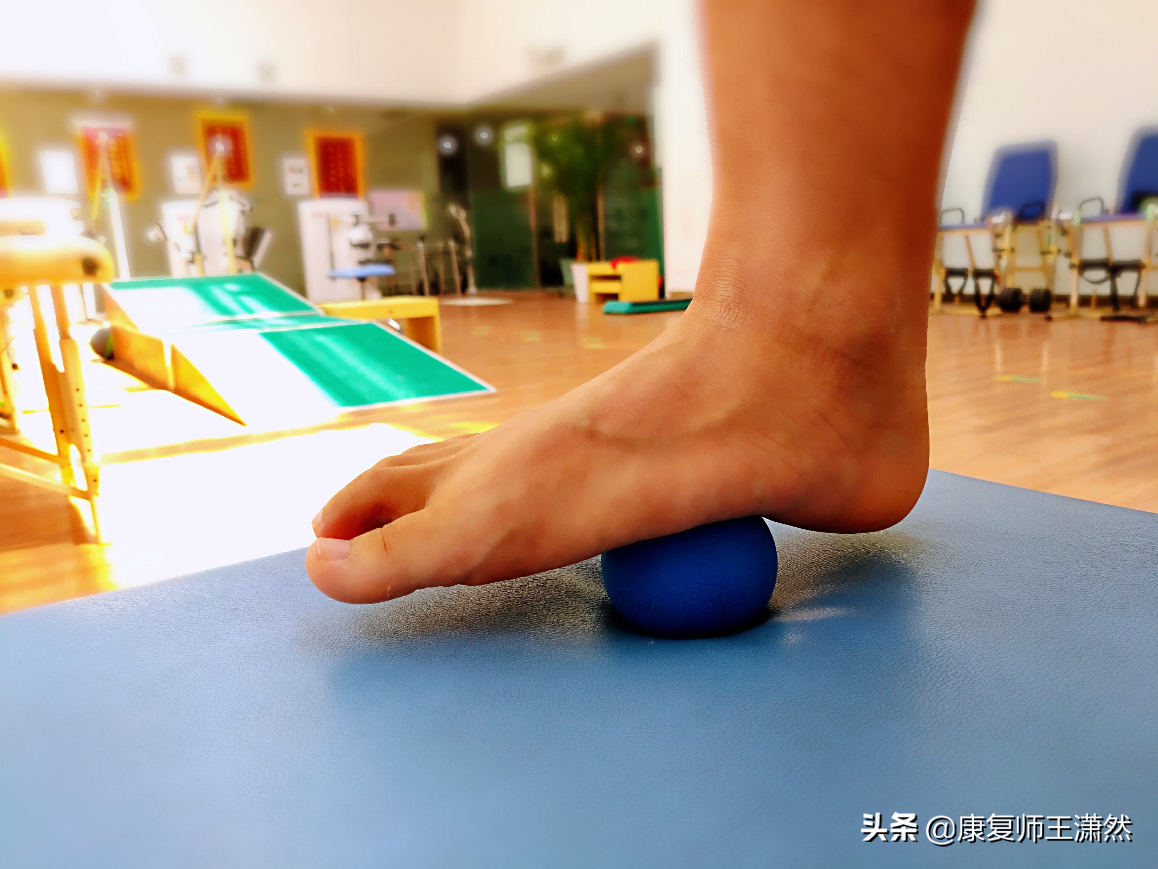 运动后脚底板持续疼痛?可能筋膜受伤!不打针不吃药4招就能恢复