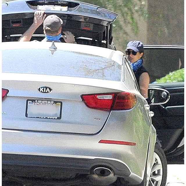 哈里开豪车载梅根,哈里梅根抱阿奇上街散步