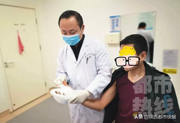 男子手卷入压面机后被救,男子被压面机咬手获救