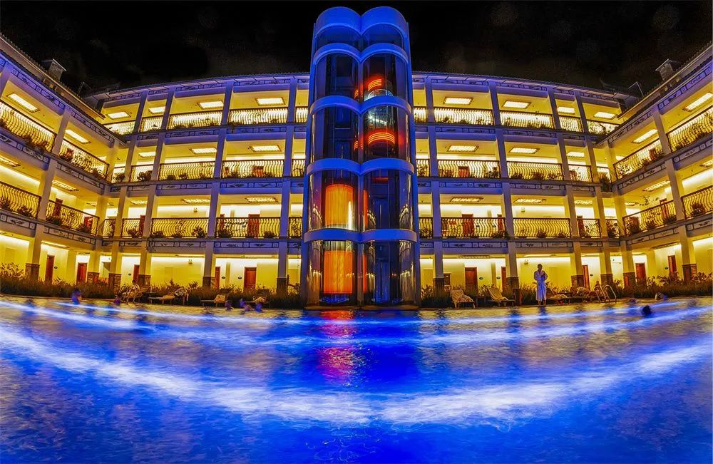 边泡温泉边游泳,边泡温泉边享受