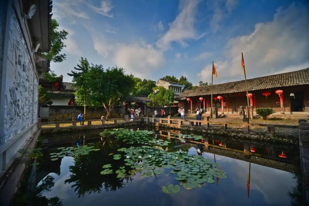 我喜欢去古镇，喜欢它那安详而宁静的气息