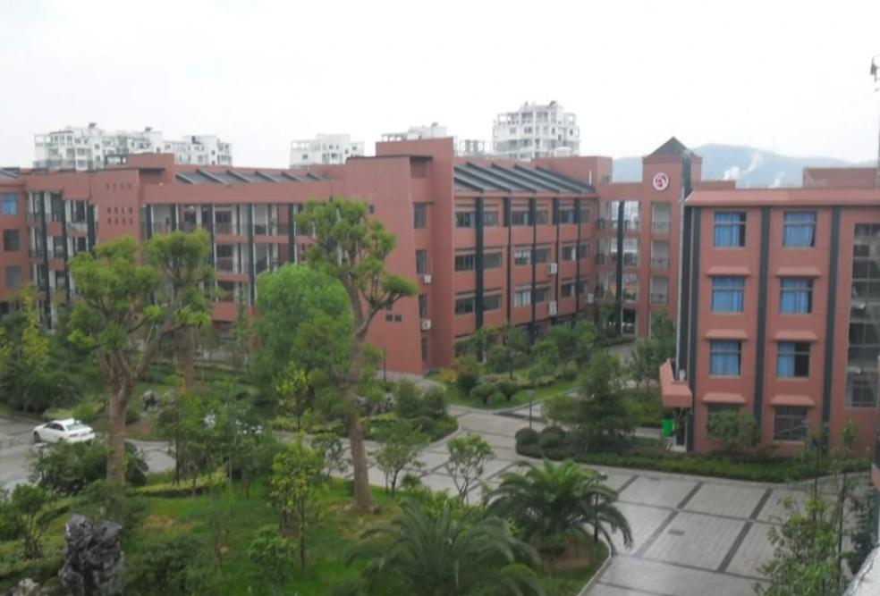 丽江三所“翡翠中学”，重振“丽江之光”，广受家长的称赞