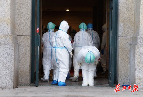 记者武汉报道,记者记录疫情的纪录片