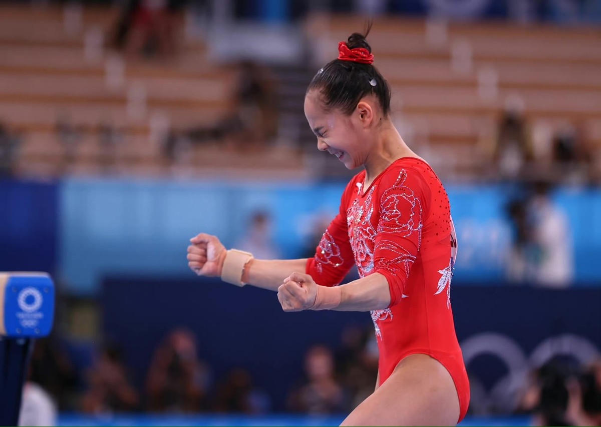 中国体操白衣服,体操服中国红