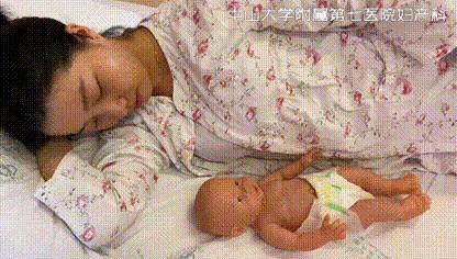 顺产新生儿母乳喂养正确喂奶姿势,母乳喂养正确喂奶姿势教学示范
