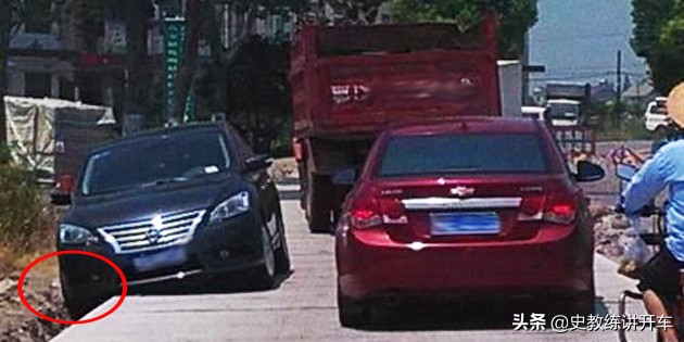 新手如何准确靠边停车打方向盘,科目二新手学车起步与靠边停车