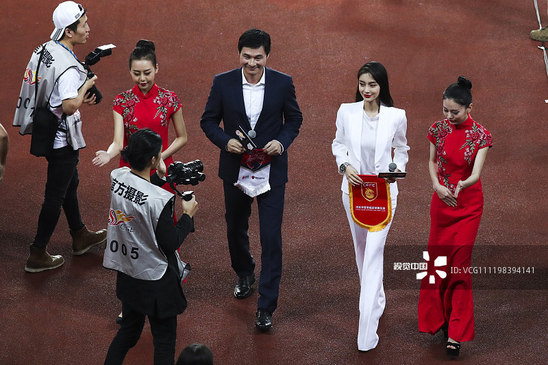 美艳绝伦!Angelbaby现身中超开幕式,白衣胜雪合体李毅|图