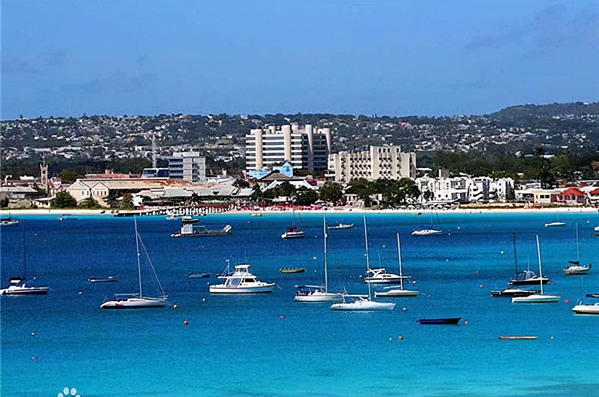 “山东天后”蕾哈娜，跟小李子短暂擦出火花，海岛小国的时尚女王