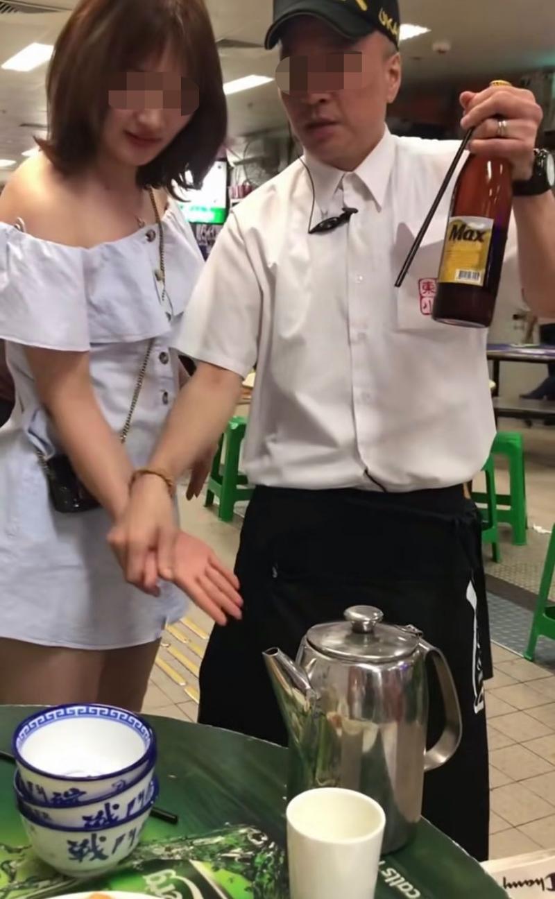 筷子开酒瓶视频火爆多人因模仿被扎伤手掌医生提醒存危险