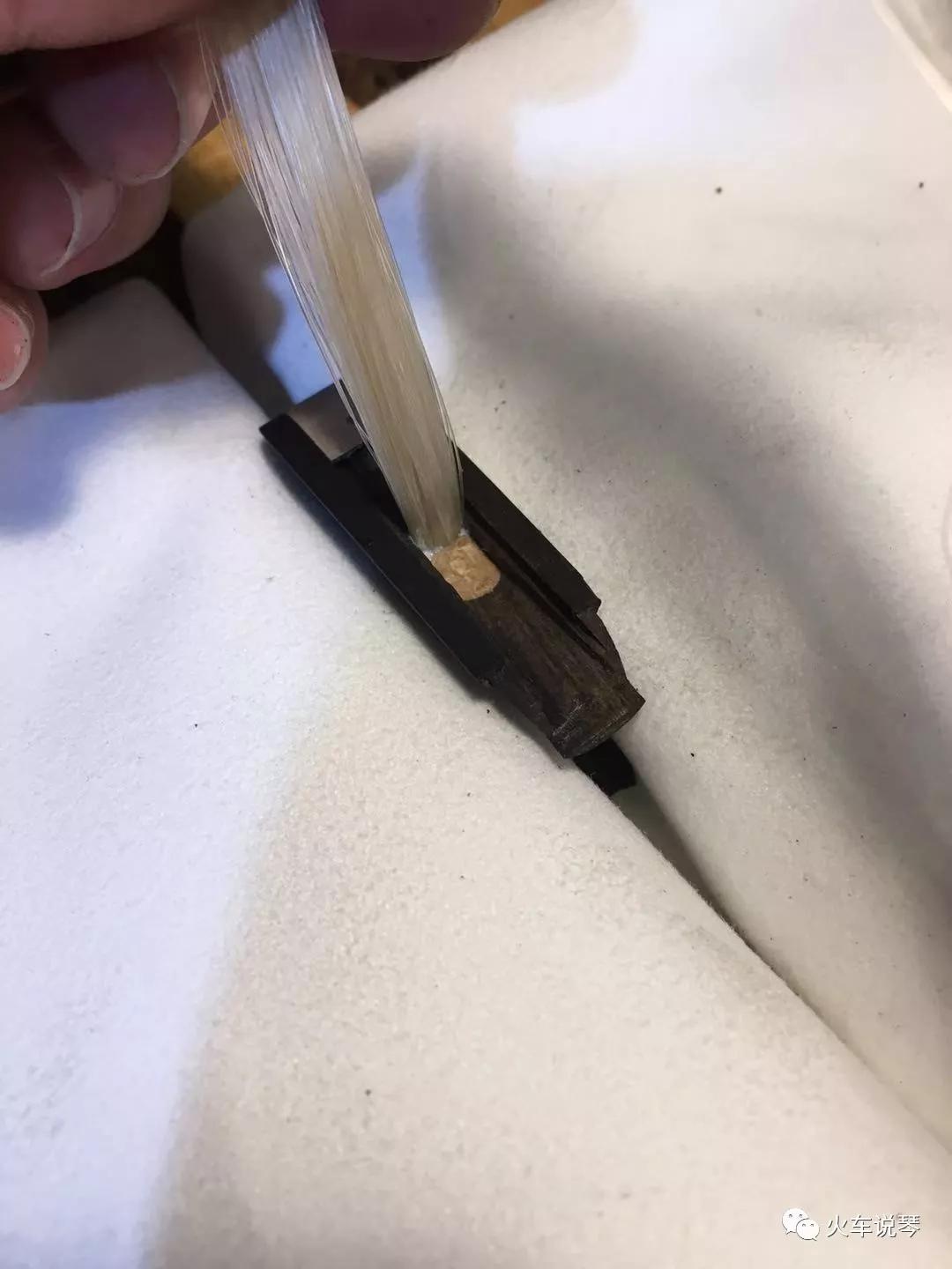 手把手带你学换刃,高档的小提琴弓毛用平了怎么换
