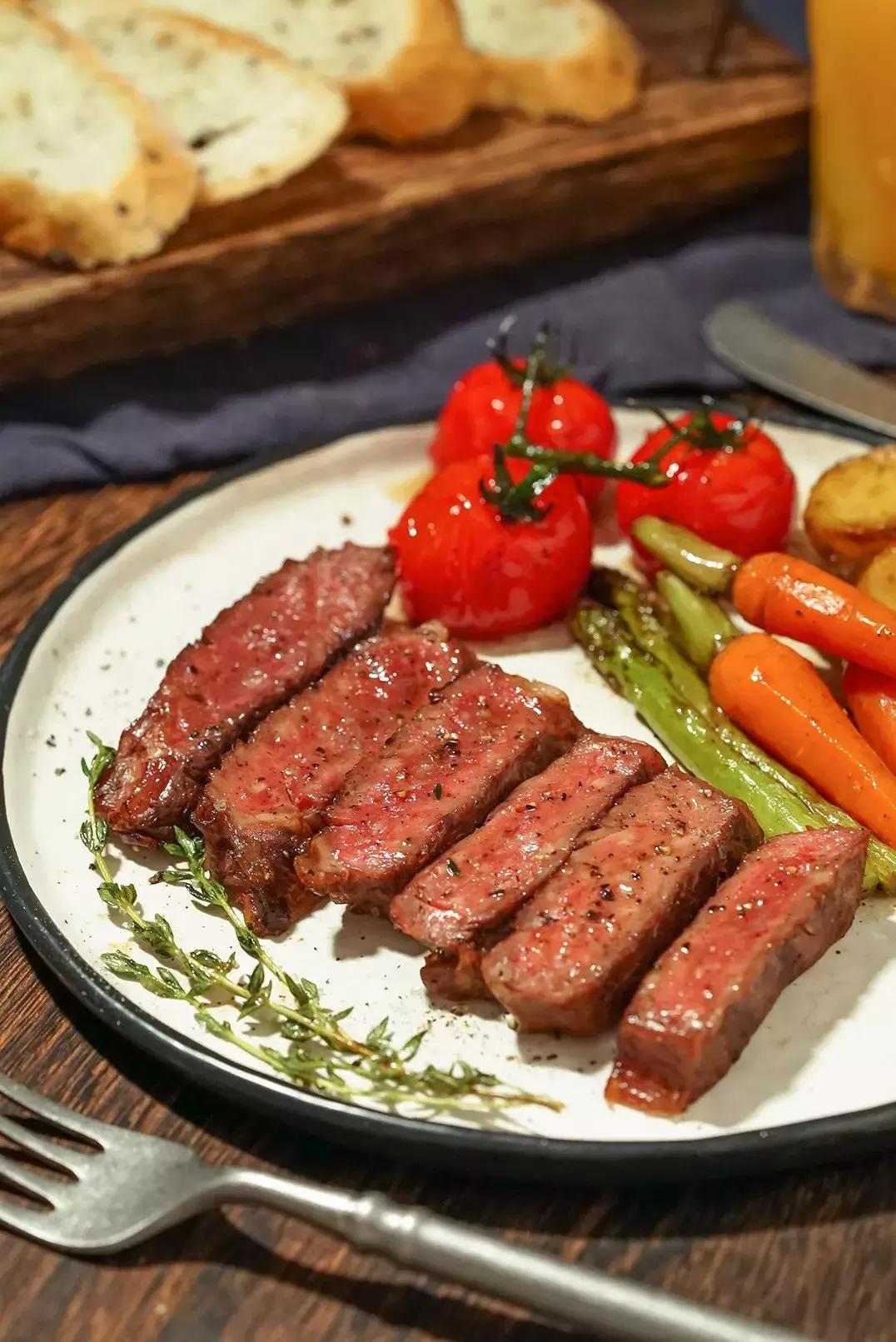 在家做牛排比西餐厅还好吃试试吧,在家也能做出美味的牛排的说说