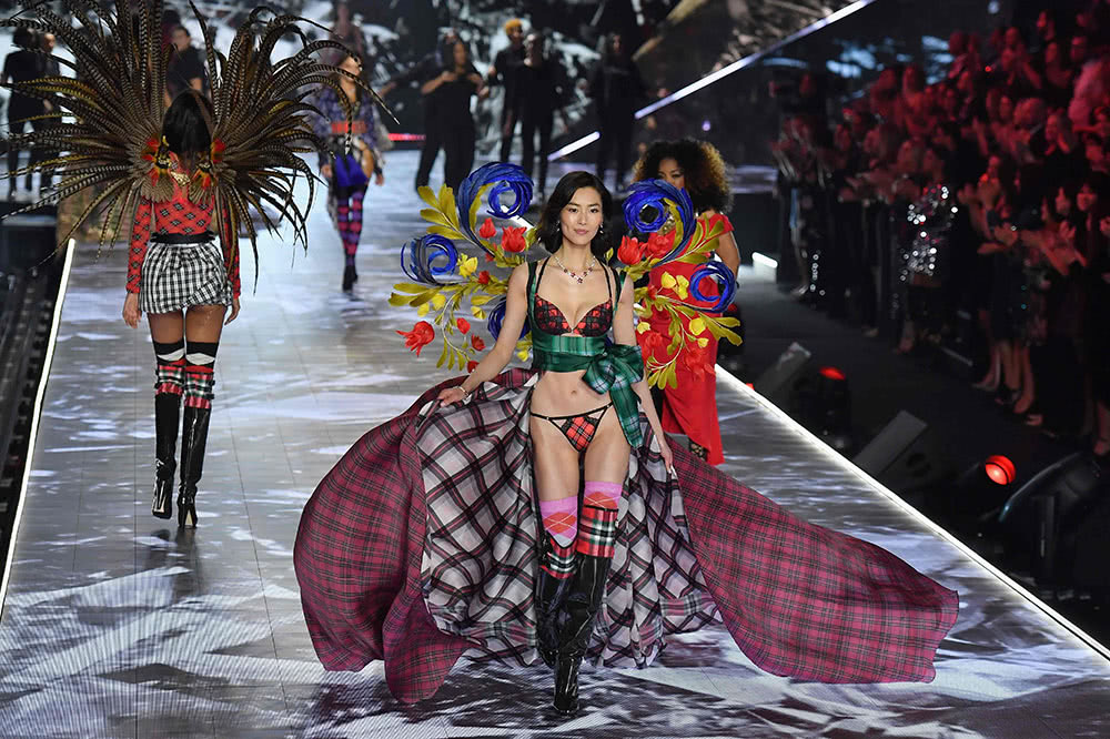 从12.5万颗水晶到百万FB:Vodka带你数字看维密秀