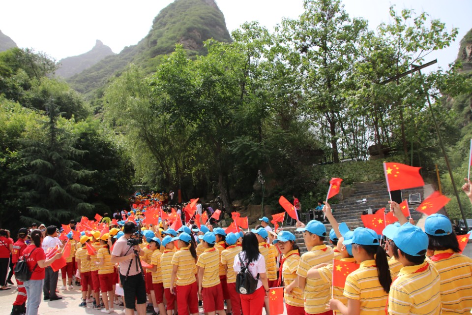 610名可爱的孩子在少华山共绘70米中华龙、千人高歌中国梦!