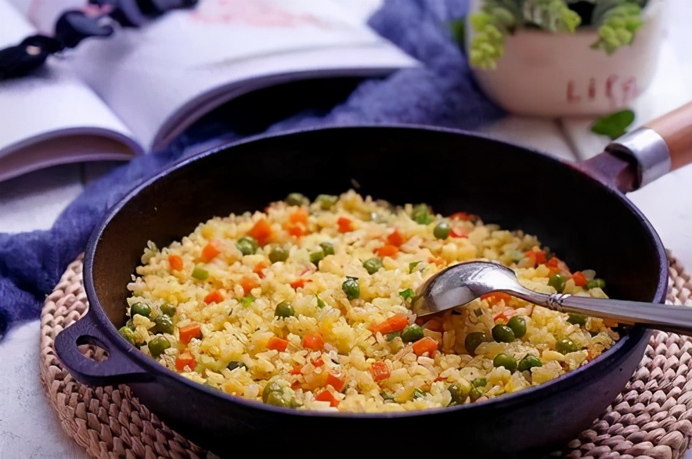 蛋炒饭好吃教程,蛋炒饭最好吃做法加酱油