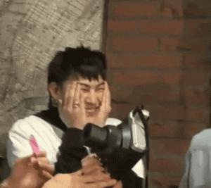 裤子裂成两半令安可舞台喊停,“强势新人”showcase突发舞台事故