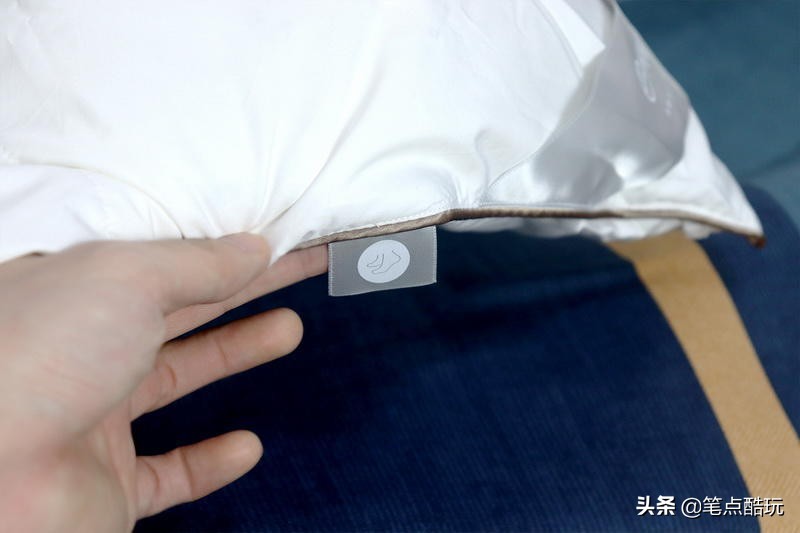 冬天里的轻薄暖被窝:网易严选95%白鹅绒冬被,保暖不闷睡得香