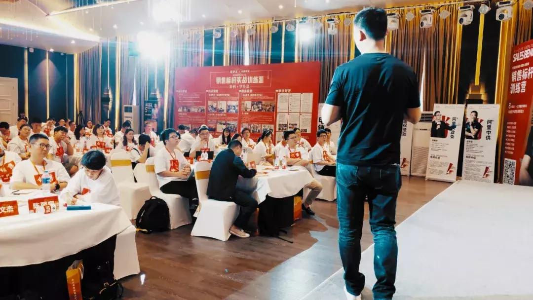 从借钱开始的生活,阿里的销售有多难