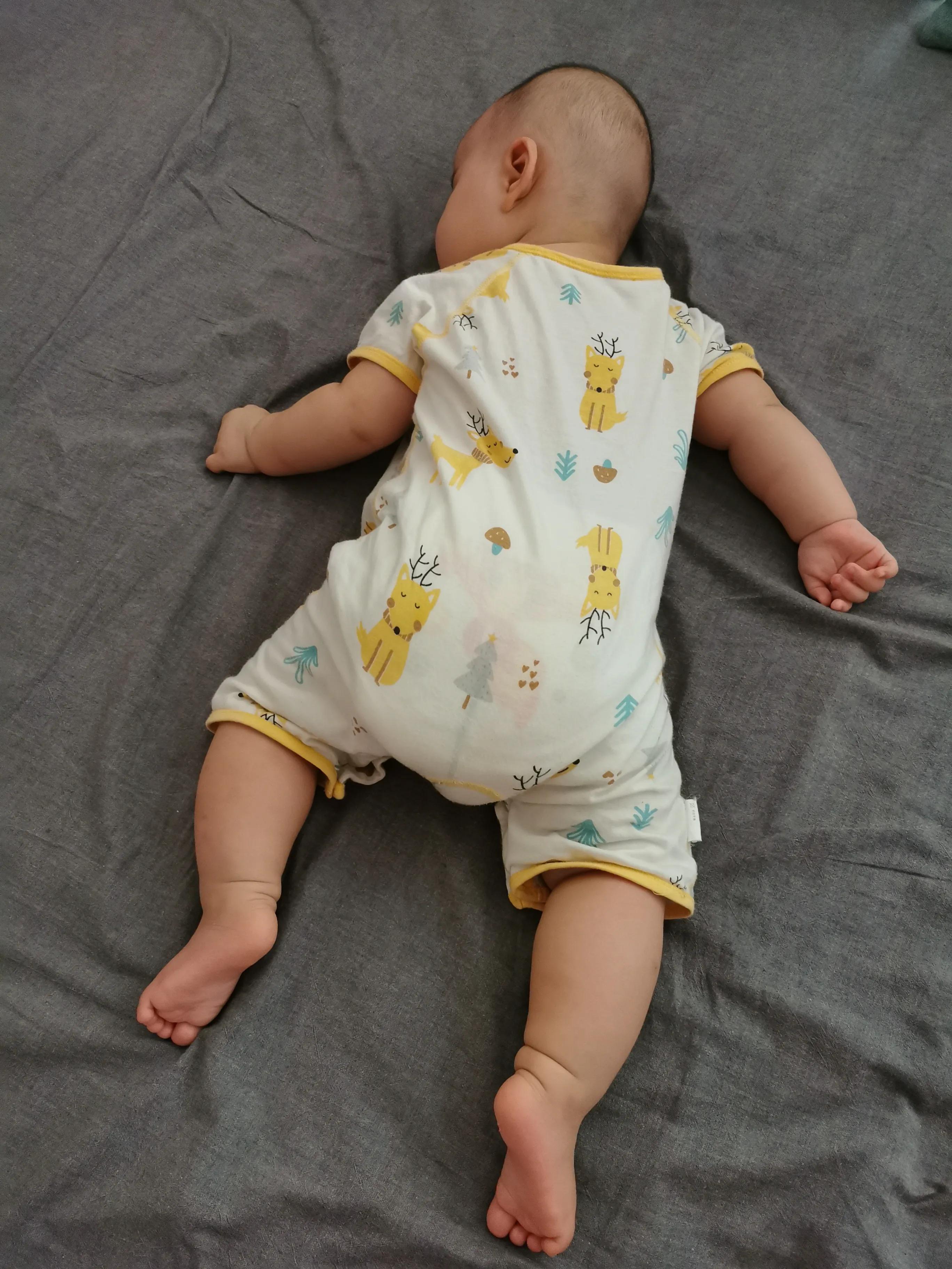 宝宝睡觉时的4个小动作，是身体“健康信号”，家长早了解早应对