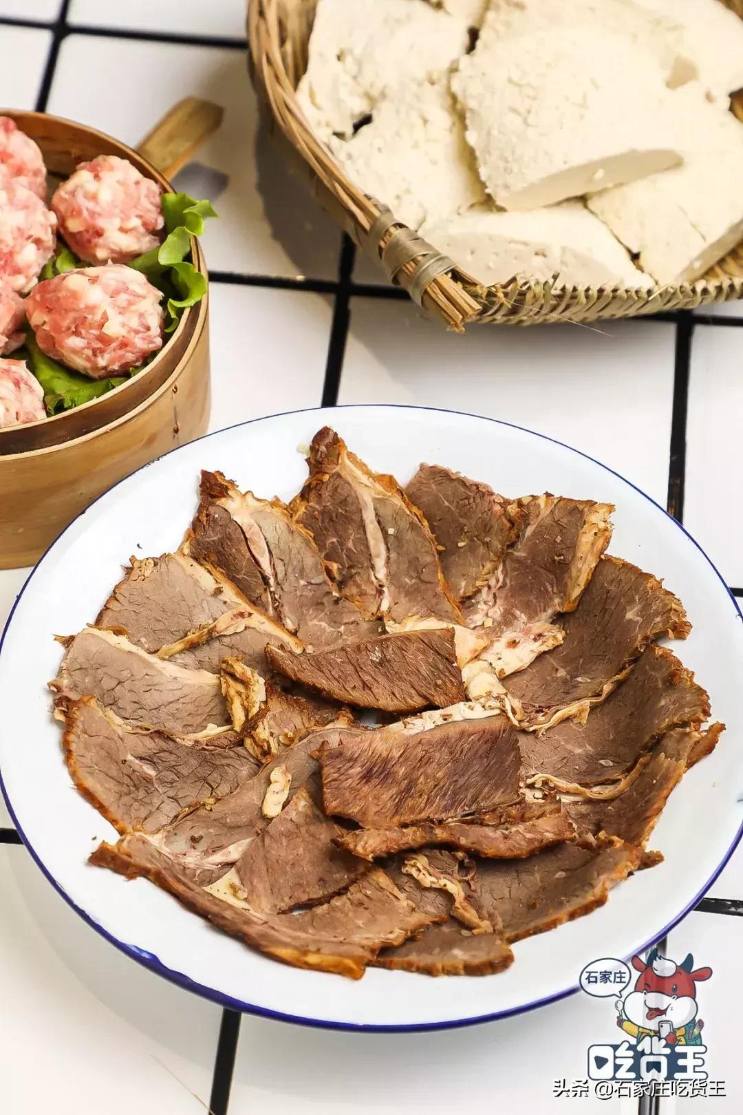 网红“爸爸”终于来了！1分钟就能吃的牛排火锅，连锅底都有肉
