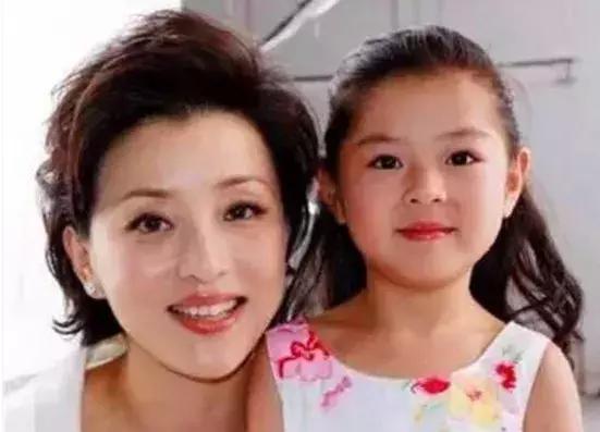 拼子宫,拼铂金包,拼头等舱……焦虑的母亲们真是屡屡拼出新高度