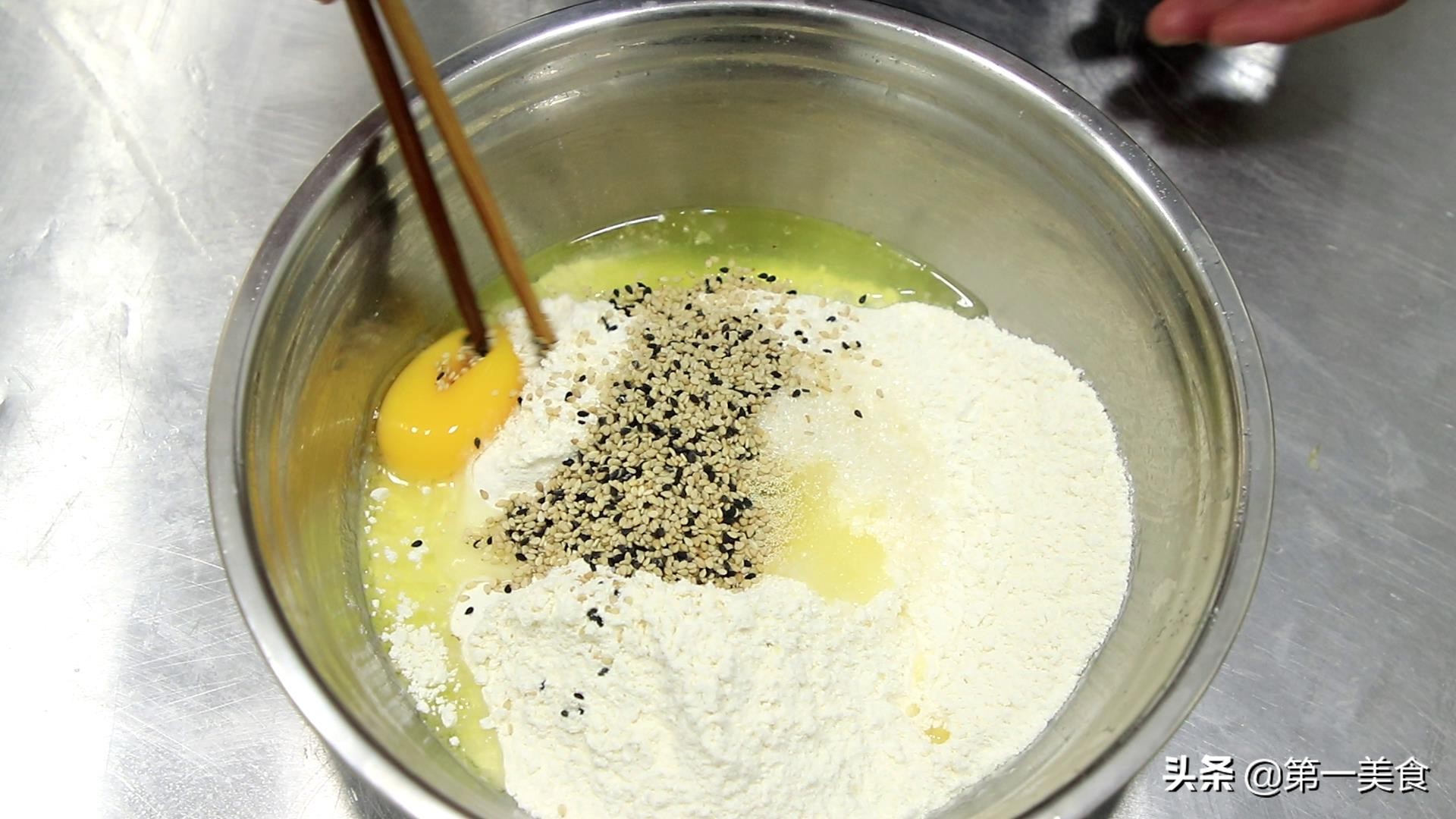 在家做香酥麻花的方法,好吃的麻花教程赶紧学起来吧