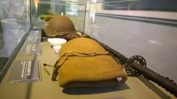 嫌工资低辞职光脚坐在火车站,成都市副市长辞职