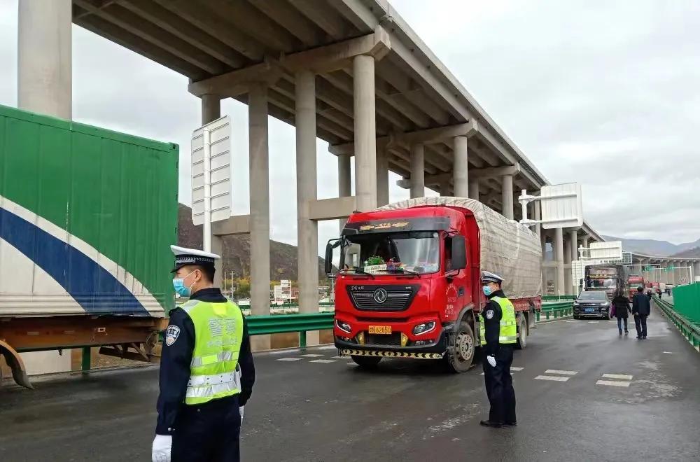 战疫情冰城交警义无反顾坚守一线,疫情期间交警坚守岗位在战斗