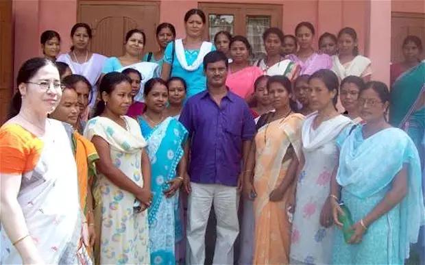 为解决妇女生理问题，男子穿带血卫生巾走上街头，却惨遭妻子离婚