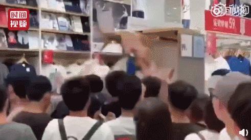 别跟了时尚丢了体面!3秒被抢光的优衣库,让无数人的素质掉一地