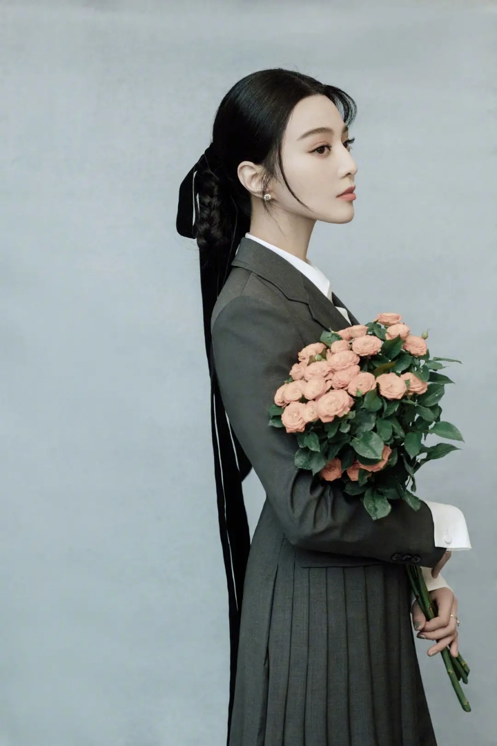 范冰冰生图精修差别大!穿西装裙暴露真实腰围,易胖体质可太难了