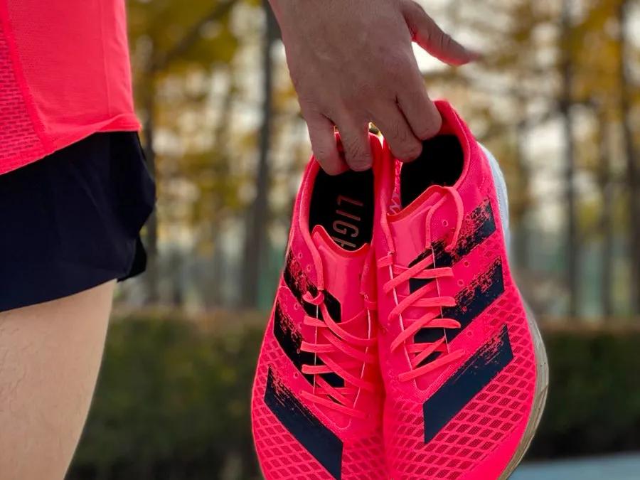 阿迪达斯碳板跑鞋adizerox2,adidasadizeropro有没有碳板