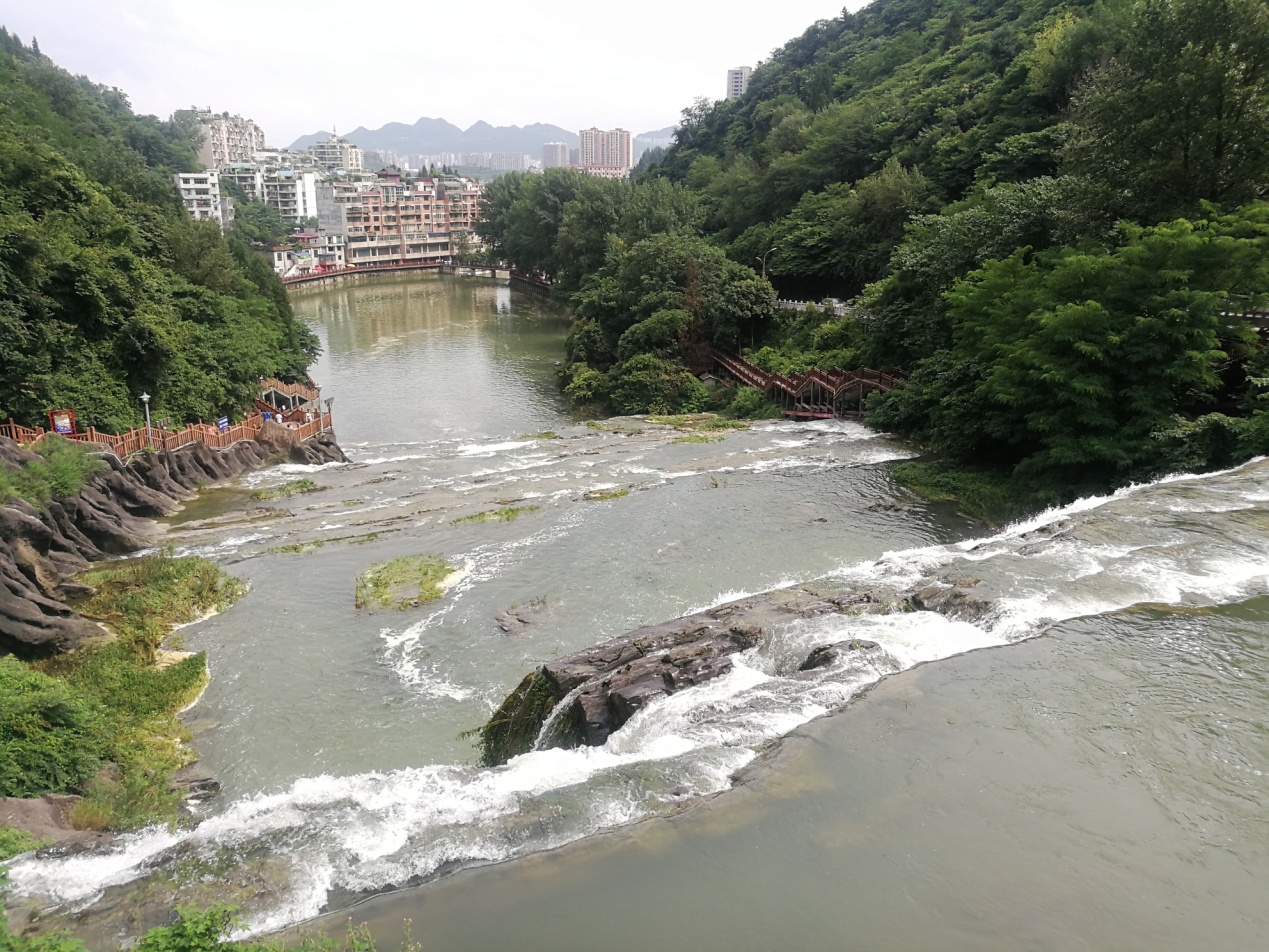 我在花海毕节等着你之三省红都,瀑布下的都市